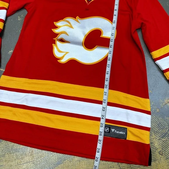 Calgary Flames Pull Over Sweater Jersey Medium Hockey NHL Fanatics Women’s - Picture 6 of 6